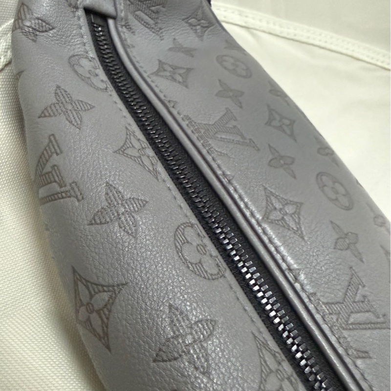 Lv灰色壓紋胸包 男生好看款式-17