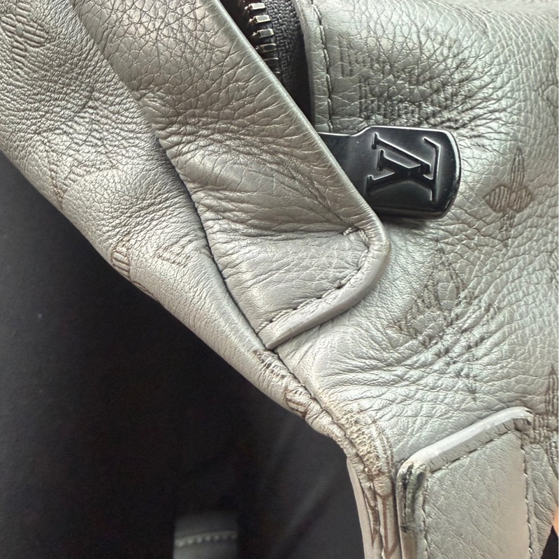 Lv灰色壓紋胸包 男生好看款式-10