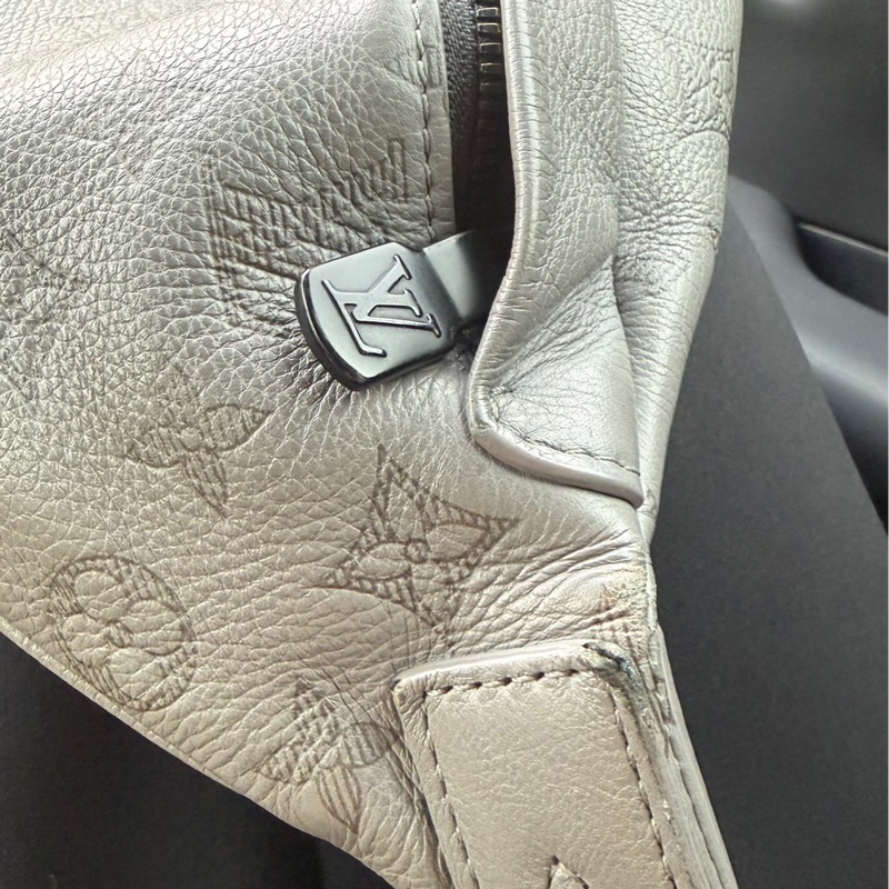 Lv灰色壓紋胸包 男生好看款式-11