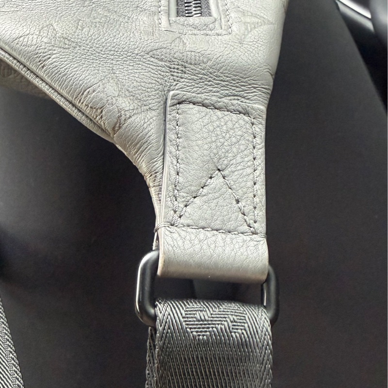 Lv灰色壓紋胸包 男生好看款式-12