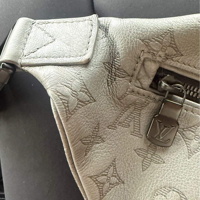 Lv灰色壓紋胸包 男生好看款式-13