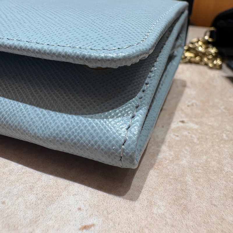 【溫柔色調，極簡輪廓】PRADA 長夾｜淺藍色 Saffiano 皮革｜經典金字 LOGO｜實用容量設計-2