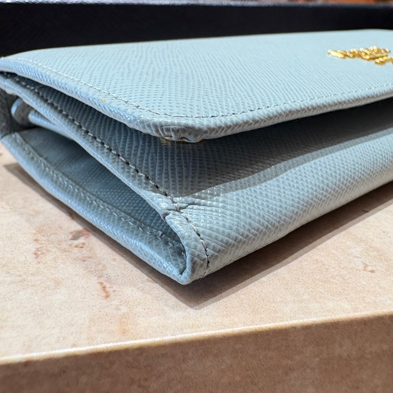 【溫柔色調，極簡輪廓】PRADA 長夾｜淺藍色 Saffiano 皮革｜經典金字 LOGO｜實用容量設計-3