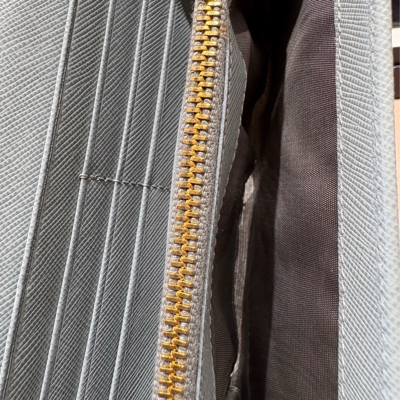 【溫柔色調，極簡輪廓】PRADA 長夾｜淺藍色 Saffiano 皮革｜經典金字 LOGO｜實用容量設計-4