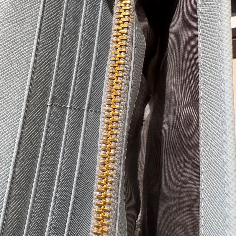 【溫柔色調，極簡輪廓】PRADA 長夾｜淺藍色 Saffiano 皮革｜經典金字 LOGO｜實用容量設計-6