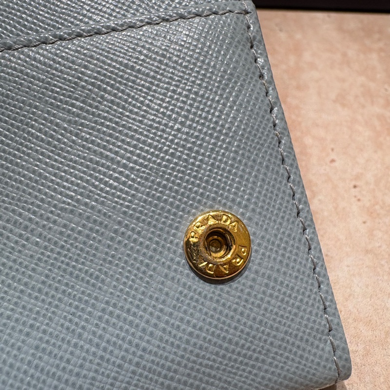 【溫柔色調，極簡輪廓】PRADA 長夾｜淺藍色 Saffiano 皮革｜經典金字 LOGO｜實用容量設計-7