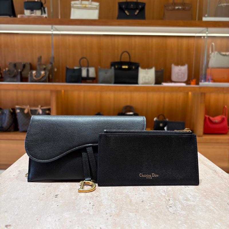 【經典馬鞍、輕巧鏈包】Dior Saddle WOC 鏈帶錢包|黑色荔枝牛皮|金屬 D 字母飾扣|優雅兼具實用性-0