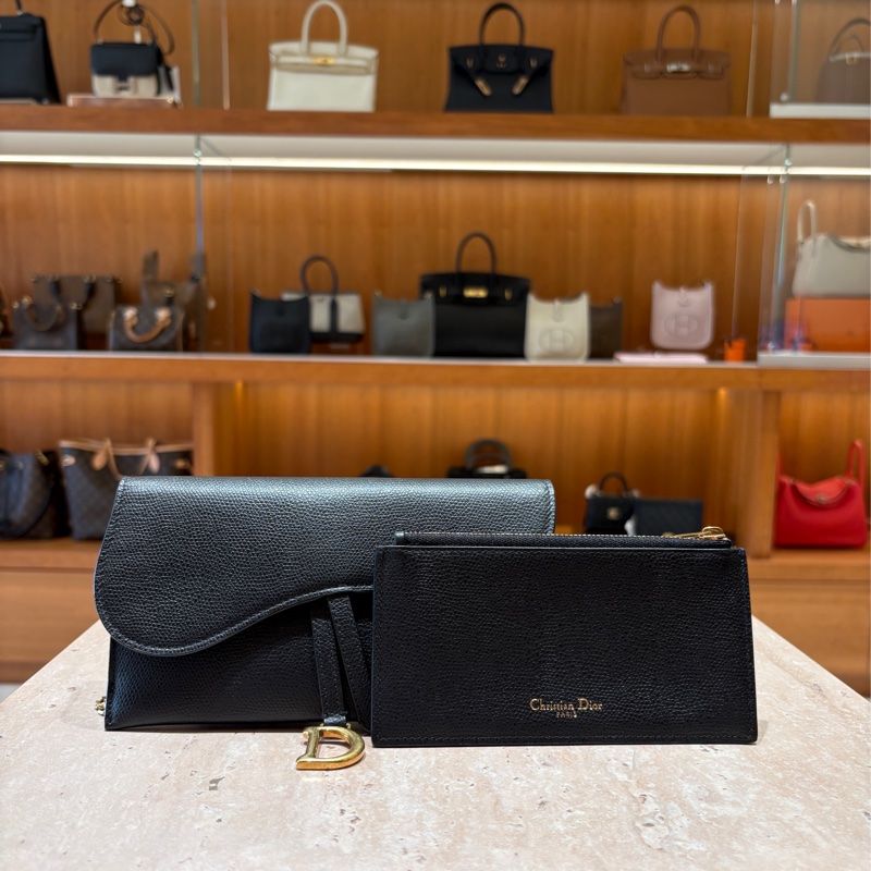 【經典馬鞍、輕巧鏈包】Dior Saddle WOC 鏈帶錢包|黑色荔枝牛皮|金屬 D 字母飾扣|優雅兼具實用性-5
