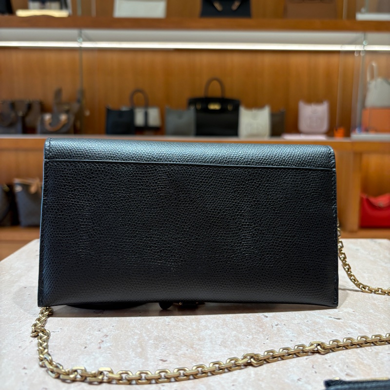 【經典馬鞍、輕巧鏈包】Dior Saddle WOC 鏈帶錢包|黑色荔枝牛皮|金屬 D 字母飾扣|優雅兼具實用性-6