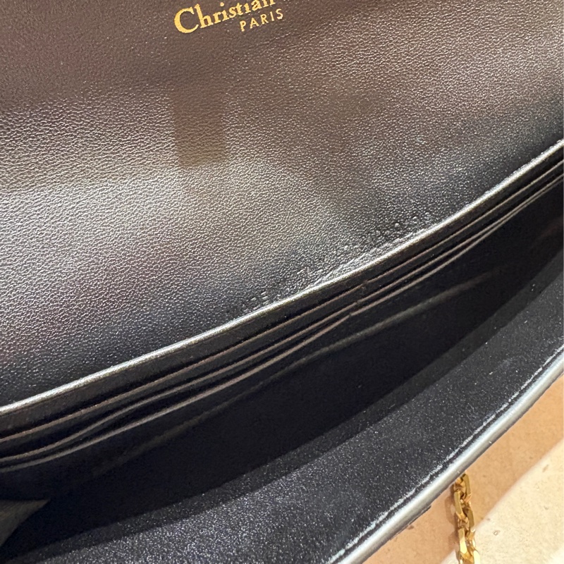 【經典馬鞍、輕巧鏈包】Dior Saddle WOC 鏈帶錢包|黑色荔枝牛皮|金屬 D 字母飾扣|優雅兼具實用性-8