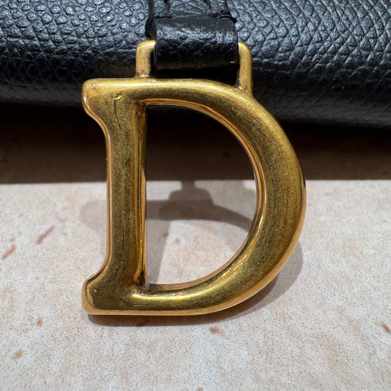 【經典馬鞍、輕巧鏈包】Dior Saddle WOC 鏈帶錢包|黑色荔枝牛皮|金屬 D 字母飾扣|優雅兼具實用性-9