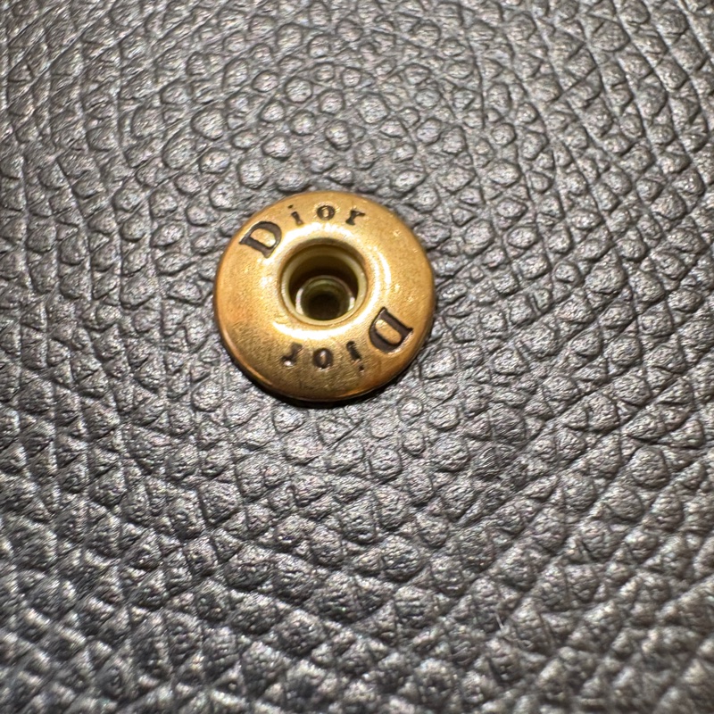 【經典馬鞍、輕巧鏈包】Dior Saddle WOC 鏈帶錢包|黑色荔枝牛皮|金屬 D 字母飾扣|優雅兼具實用性-10