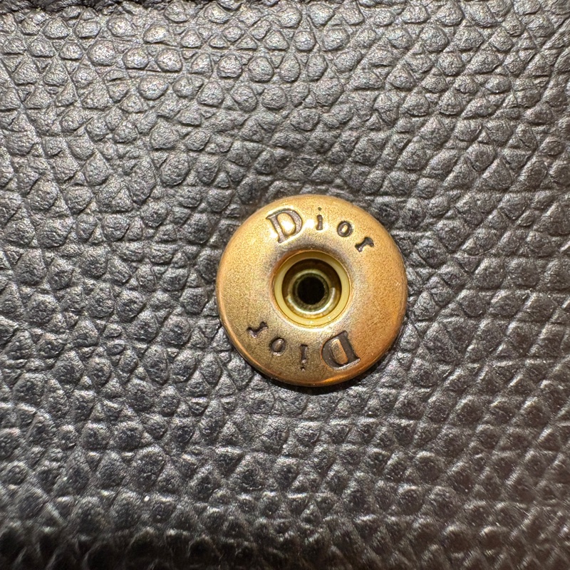 【經典馬鞍、輕巧鏈包】Dior Saddle WOC 鏈帶錢包|黑色荔枝牛皮|金屬 D 字母飾扣|優雅兼具實用性-11