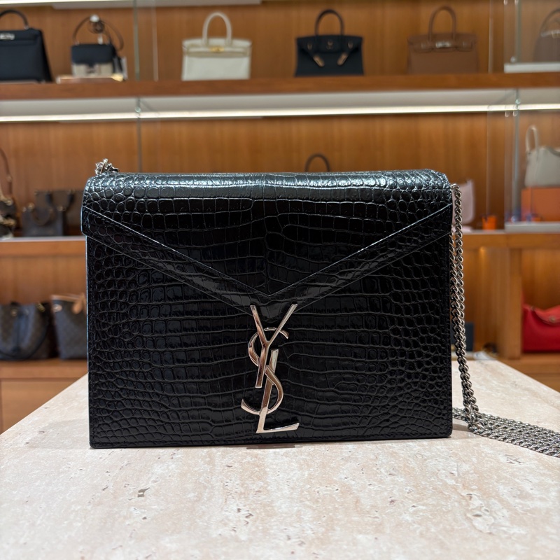 【立體壓紋、信封輪廓】Saint Laurent Cassandra 鱷魚壓紋包｜優雅個性兼具｜銀色YSL標誌｜黑色亮面肩背包-0