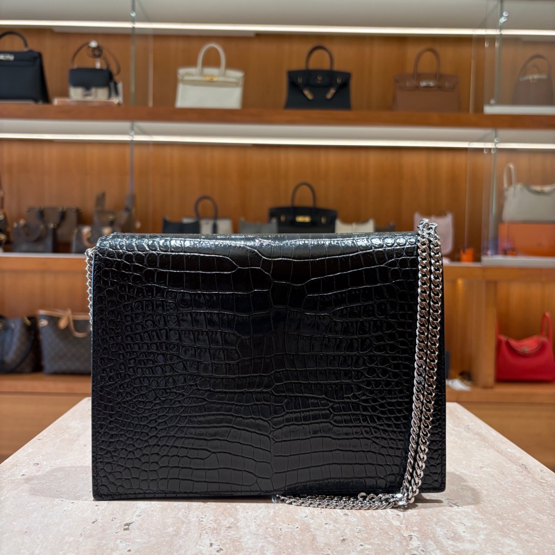 【立體壓紋、信封輪廓】Saint Laurent Cassandra 鱷魚壓紋包｜優雅個性兼具｜銀色YSL標誌｜黑色亮面肩背包-1