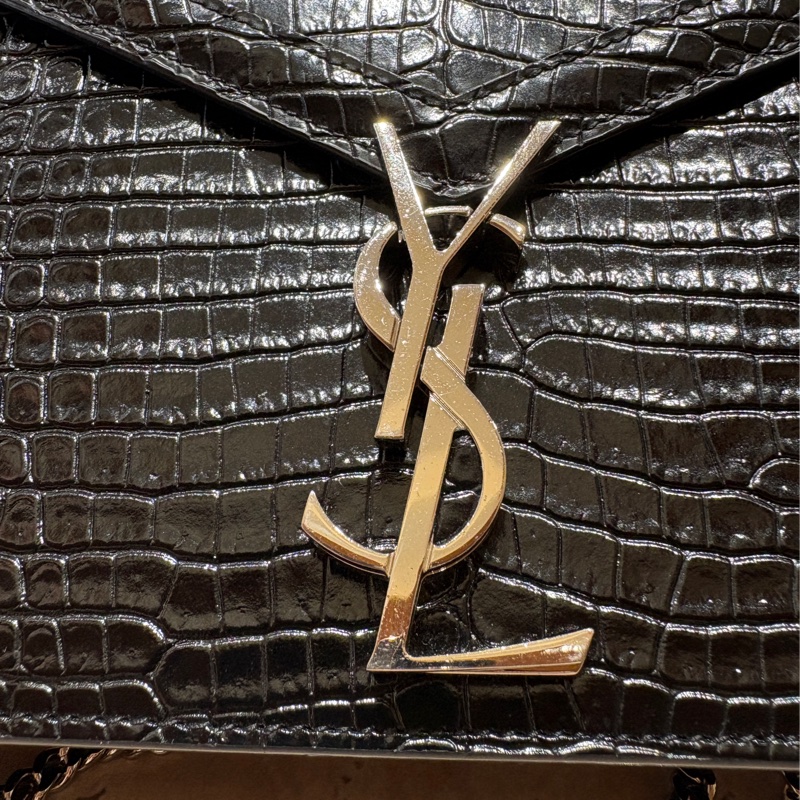 【立體壓紋、信封輪廓】Saint Laurent Cassandra 鱷魚壓紋包｜優雅個性兼具｜銀色YSL標誌｜黑色亮面肩背包-3