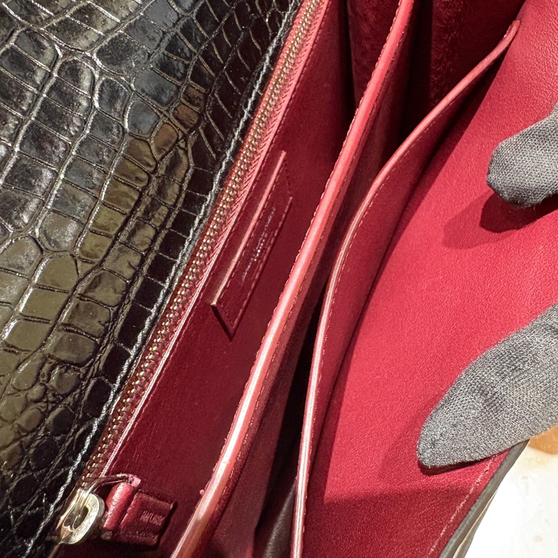 【立體壓紋、信封輪廓】Saint Laurent Cassandra 鱷魚壓紋包｜優雅個性兼具｜銀色YSL標誌｜黑色亮面肩背包-5