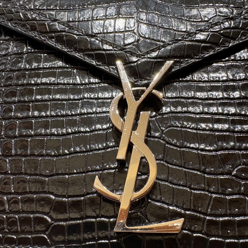 【立體壓紋、信封輪廓】Saint Laurent Cassandra 鱷魚壓紋包｜優雅個性兼具｜銀色YSL標誌｜黑色亮面肩背包-6