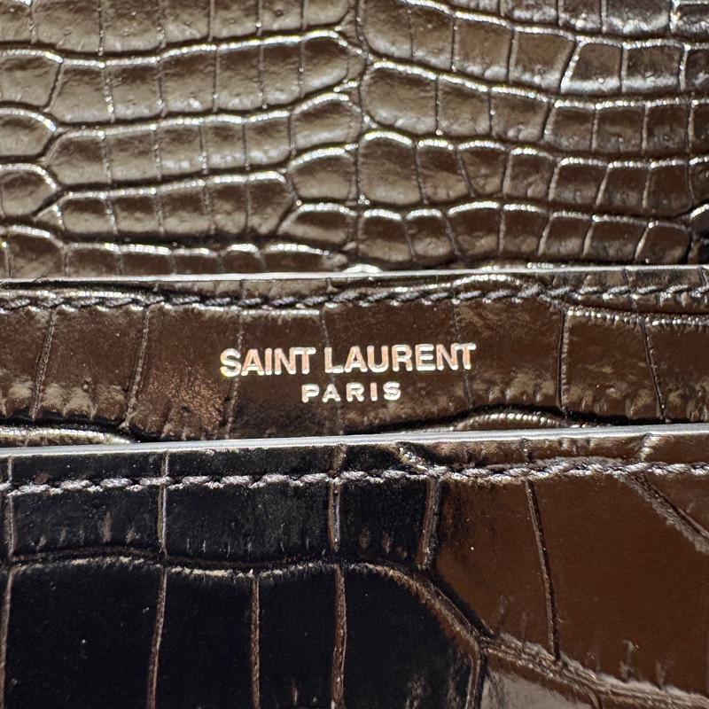 【立體壓紋、信封輪廓】Saint Laurent Cassandra 鱷魚壓紋包｜優雅個性兼具｜銀色YSL標誌｜黑色亮面肩背包-7