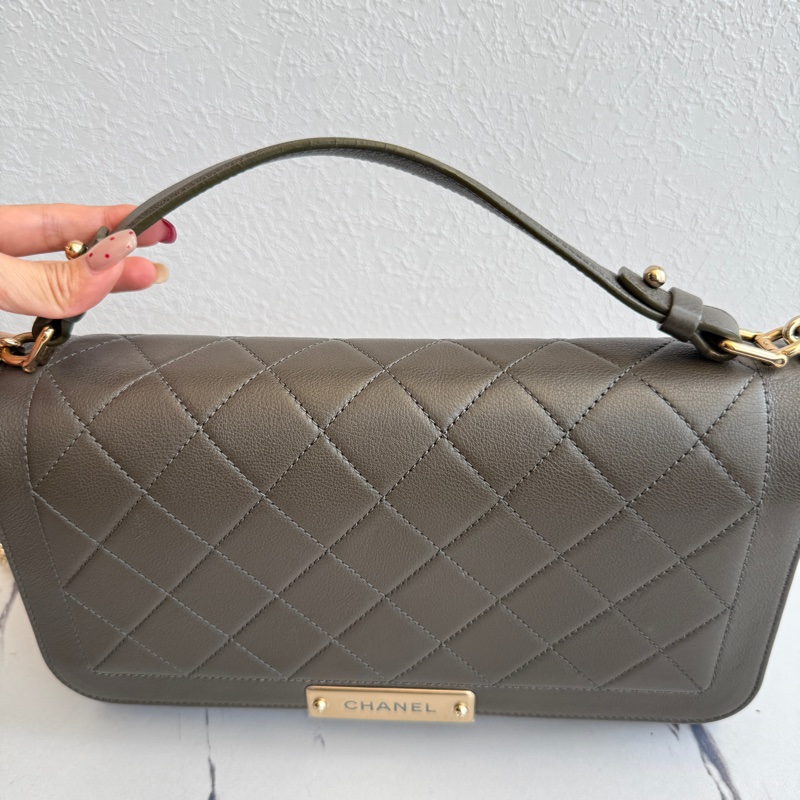 Chanel 最便宜也最好看的灰色斜背包-1
