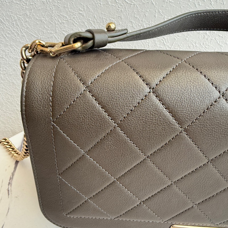 Chanel 最便宜也最好看的灰色斜背包-2