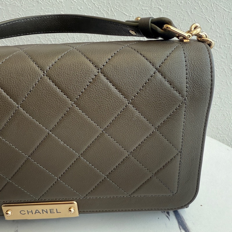 Chanel 最便宜也最好看的灰色斜背包-3