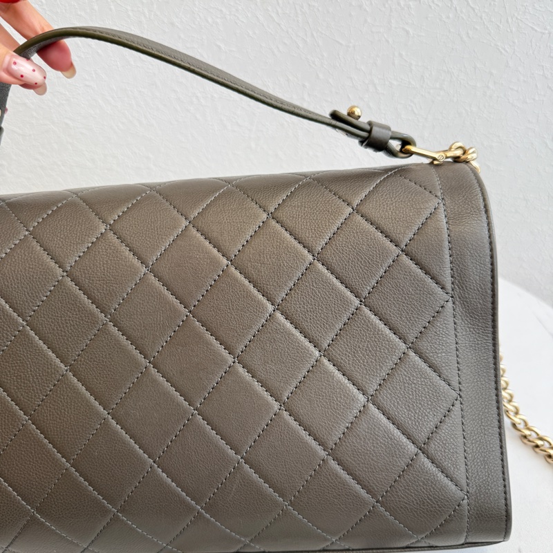 Chanel 最便宜也最好看的灰色斜背包-4