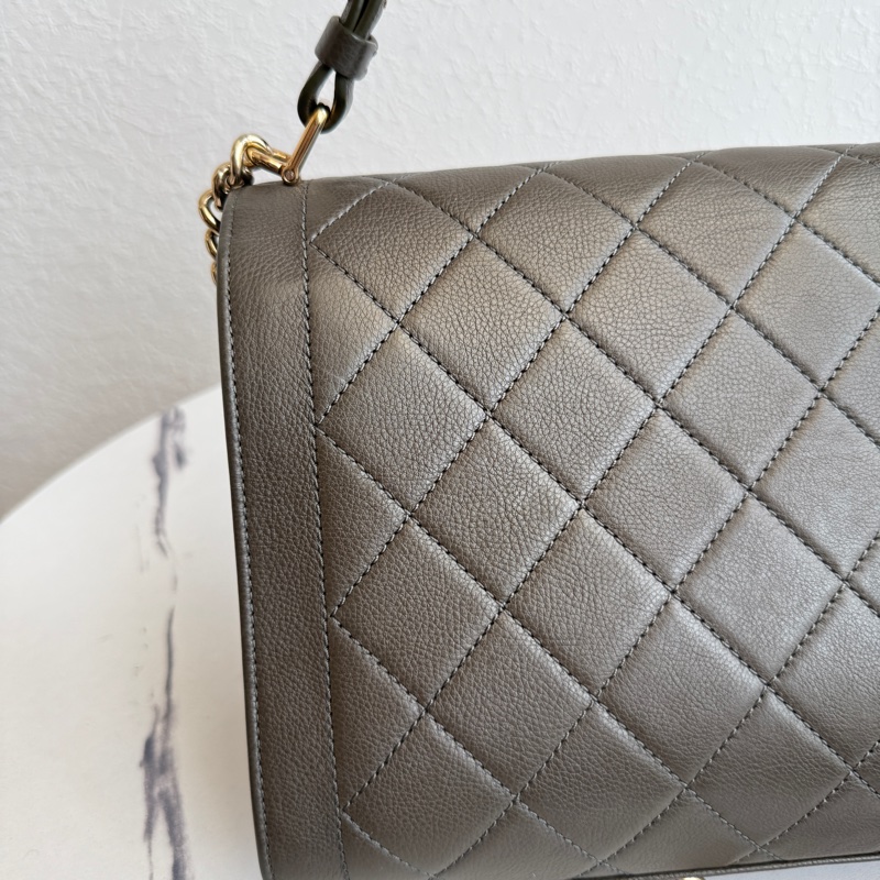 Chanel 最便宜也最好看的灰色斜背包-5
