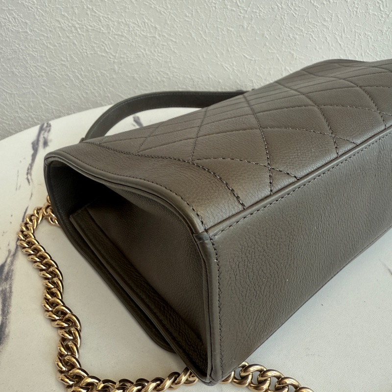 Chanel 最便宜也最好看的灰色斜背包-6