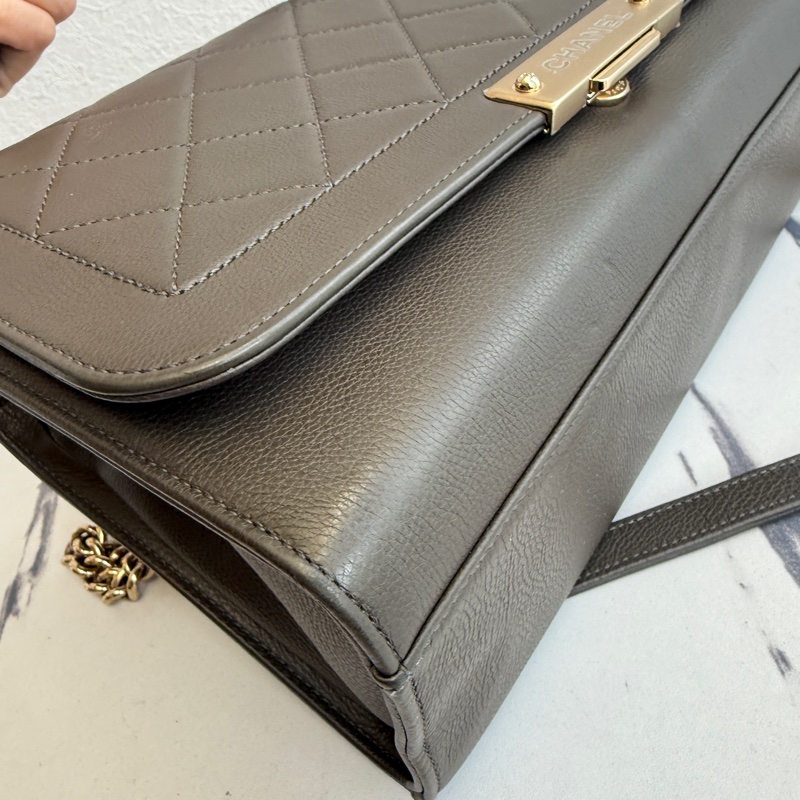 Chanel 最便宜也最好看的灰色斜背包-8