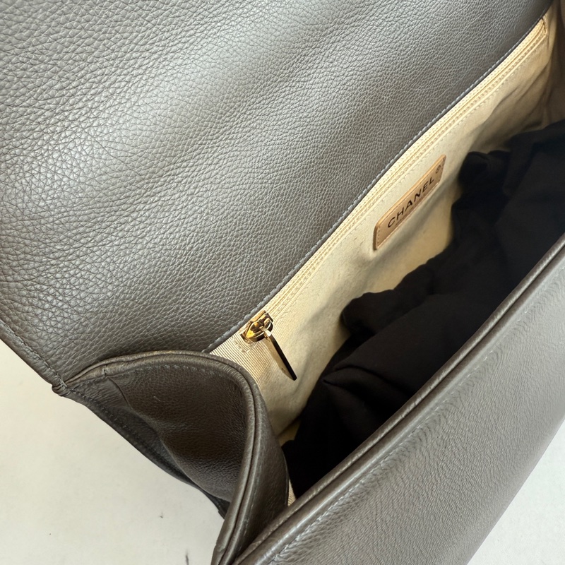 Chanel 最便宜也最好看的灰色斜背包-10