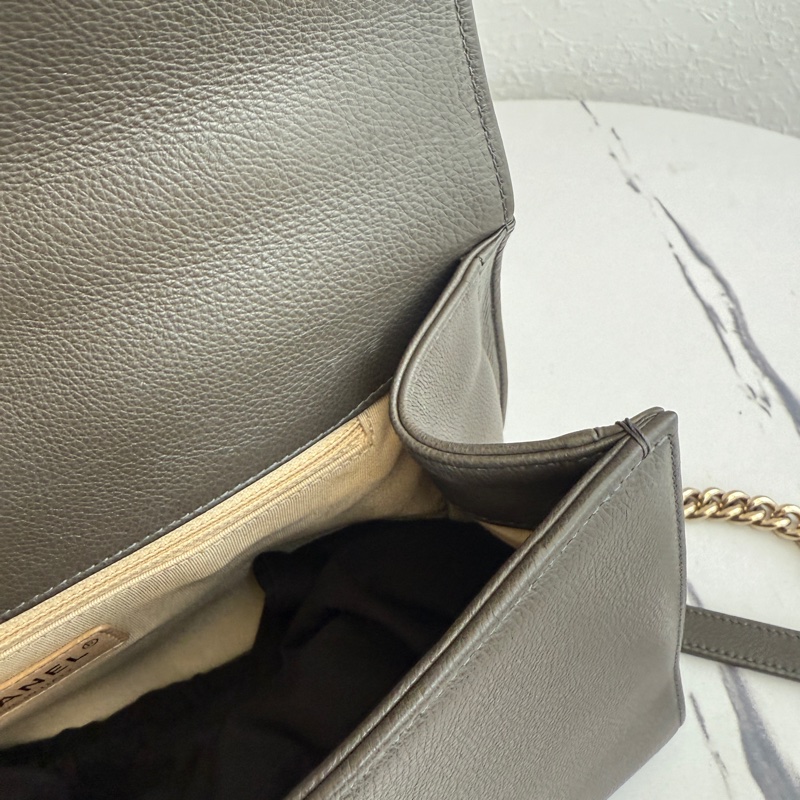 Chanel 最便宜也最好看的灰色斜背包-11