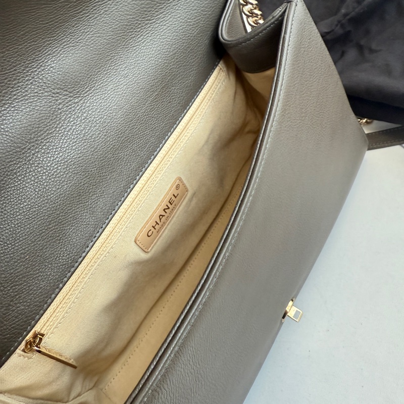 Chanel 最便宜也最好看的灰色斜背包-12
