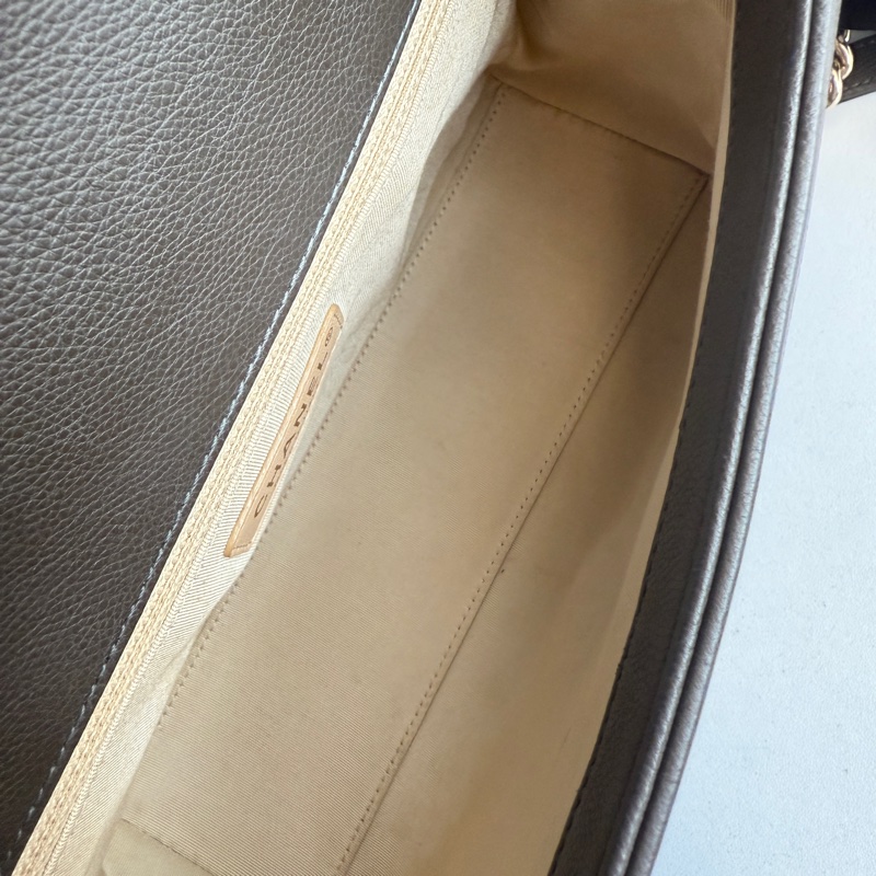 Chanel 最便宜也最好看的灰色斜背包-13