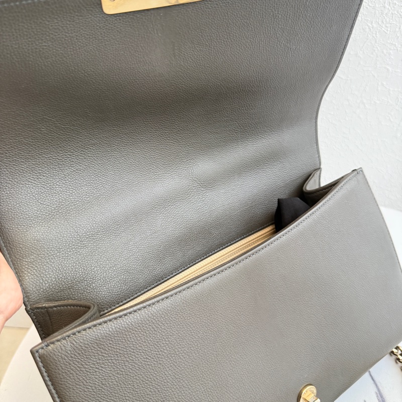 Chanel 最便宜也最好看的灰色斜背包-15