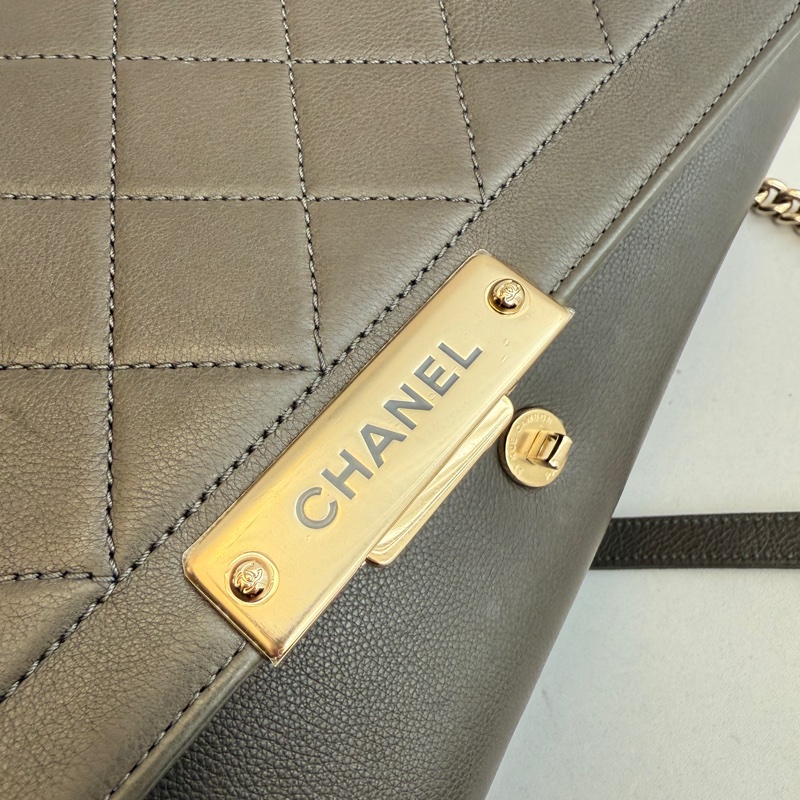 Chanel 最便宜也最好看的灰色斜背包-16