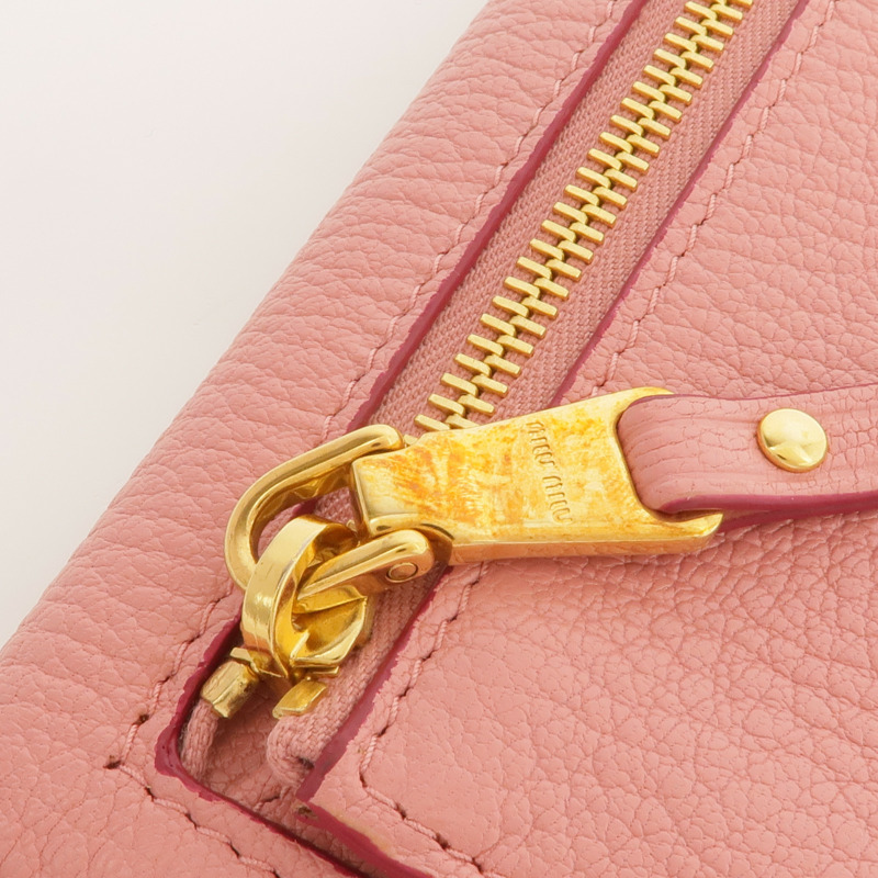 Miu Miu 牛皮皮革Pouch金扣手拿包-11