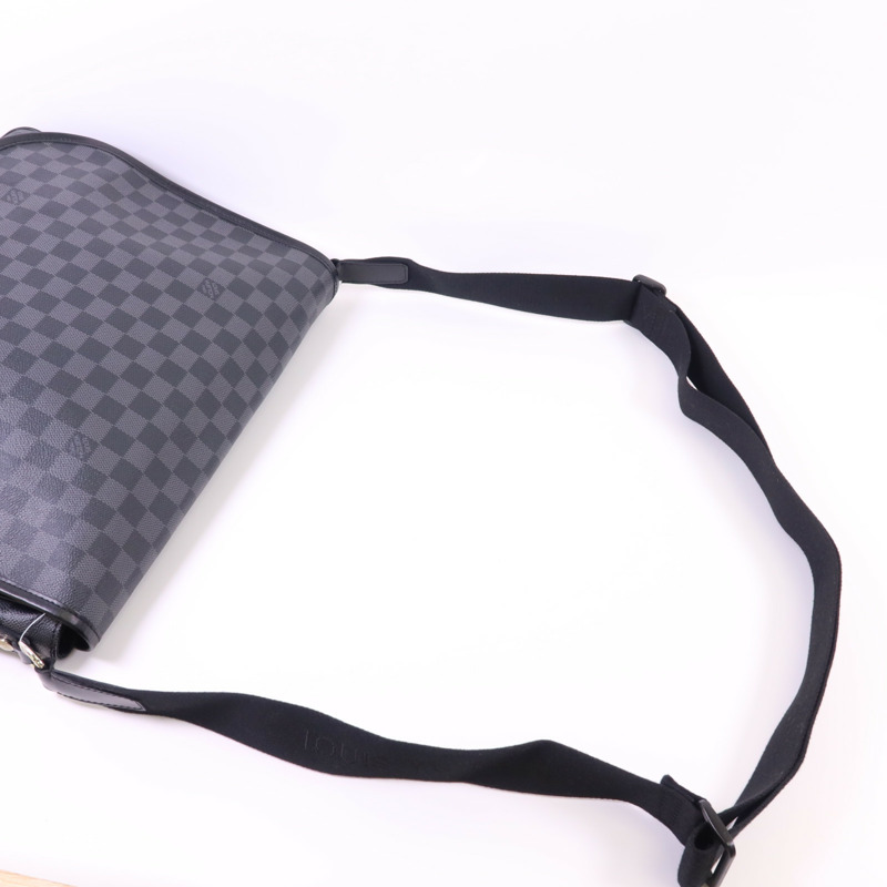 LOUIS VUITTON Damier Graphite Daniel GM銀扣肩背袋-4