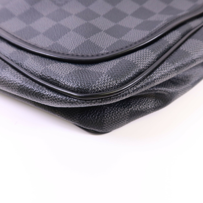 LOUIS VUITTON Damier Graphite Daniel GM銀扣肩背袋-8