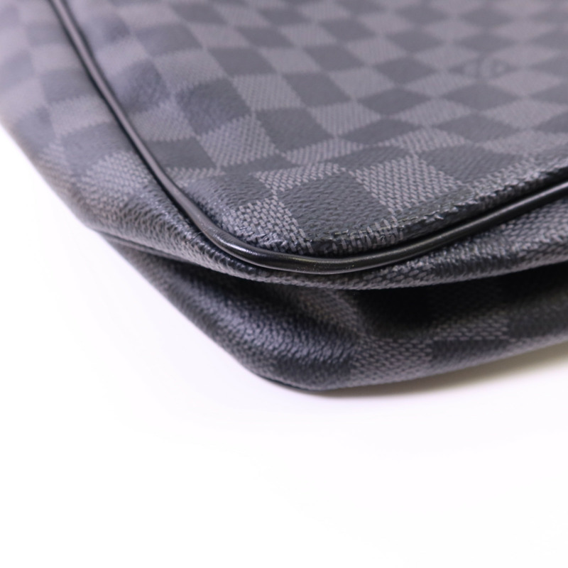 LOUIS VUITTON Damier Graphite Daniel GM銀扣肩背袋-11