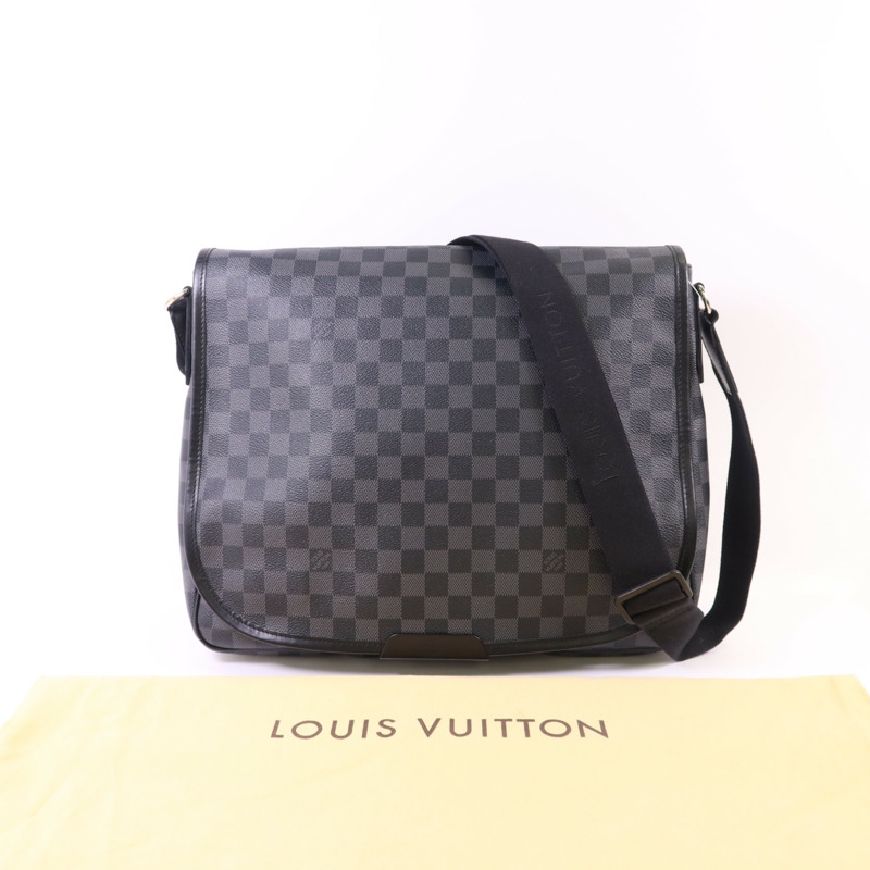 LOUIS VUITTON Damier Graphite Daniel GM銀扣肩背袋-17