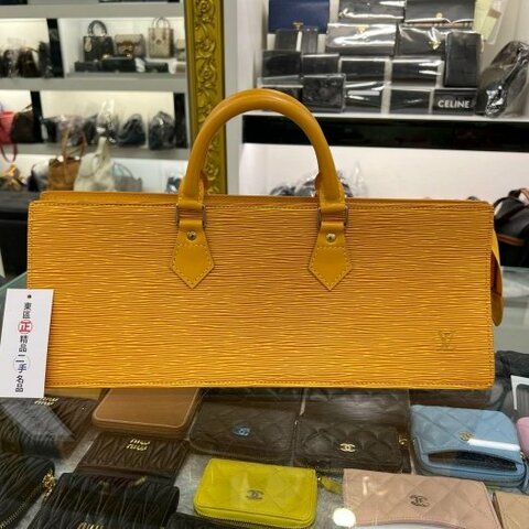 東區正精品㊣LV M52099 EPI黃色水波紋三角拉鍊手提包 RZ5695