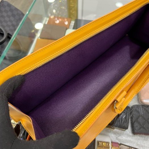 東區正精品㊣LV M52099 EPI黃色水波紋三角拉鍊手提包 RZ5695-1