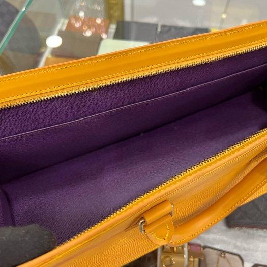 東區正精品㊣LV M52099 EPI黃色水波紋三角拉鍊手提包 RZ5695-2