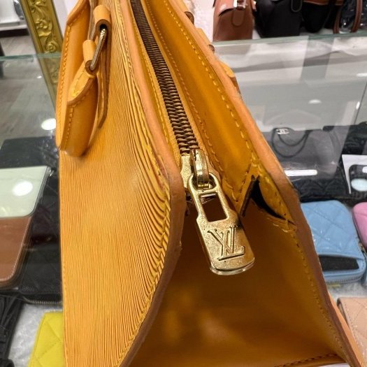 東區正精品㊣LV M52099 EPI黃色水波紋三角拉鍊手提包 RZ5695-3