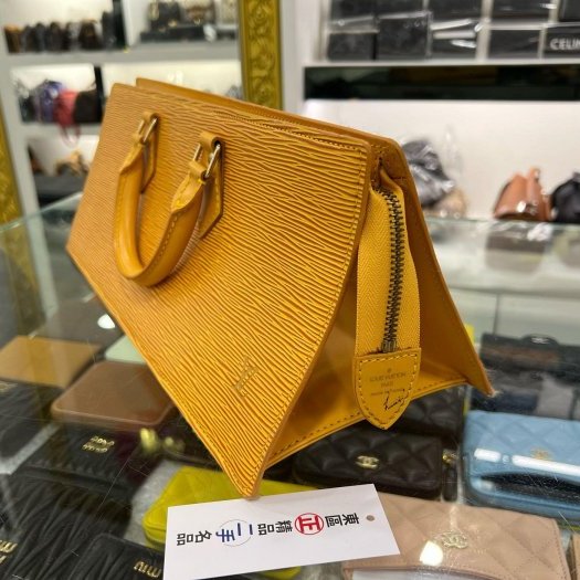 東區正精品㊣LV M52099 EPI黃色水波紋三角拉鍊手提包 RZ5695-6