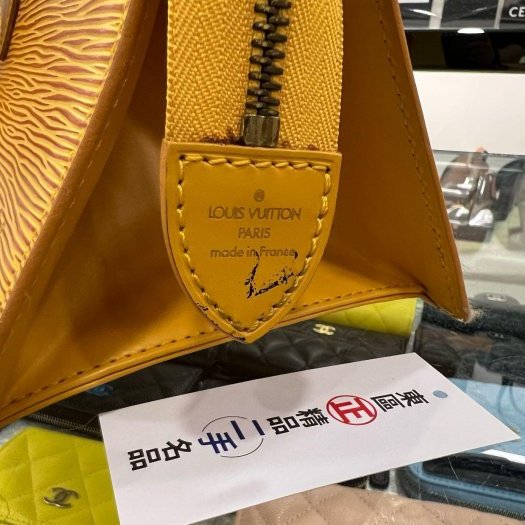 東區正精品㊣LV M52099 EPI黃色水波紋三角拉鍊手提包 RZ5695-8