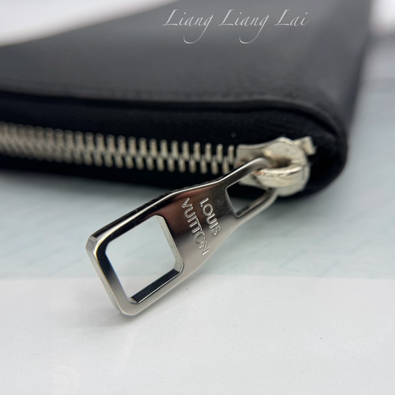 LOUIS VUITTON LV Taurillon小牛皮黑色拉鍊長夾-16