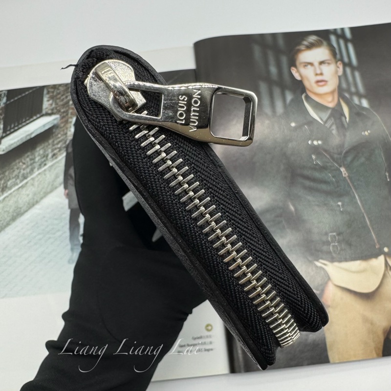 LOUIS VUITTON LV Taurillon小牛皮黑色拉鍊長夾-21