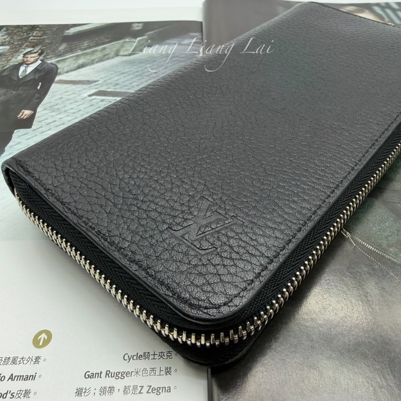 LOUIS VUITTON LV Taurillon小牛皮黑色拉鍊長夾-23